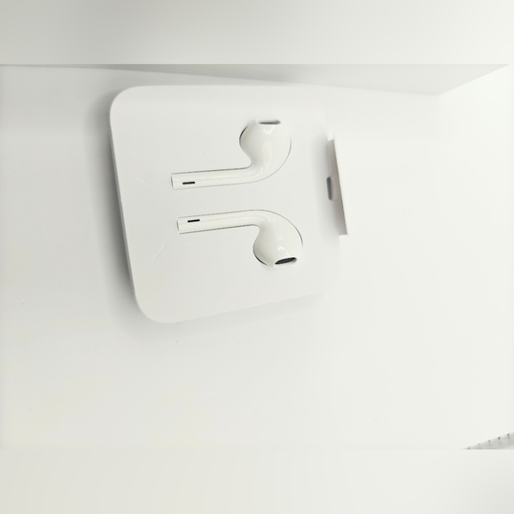 Apple iPhone 6s 32 GB Empty Box, With A Charger A Cable & Headphones NO Phone - Picture 6 of 8